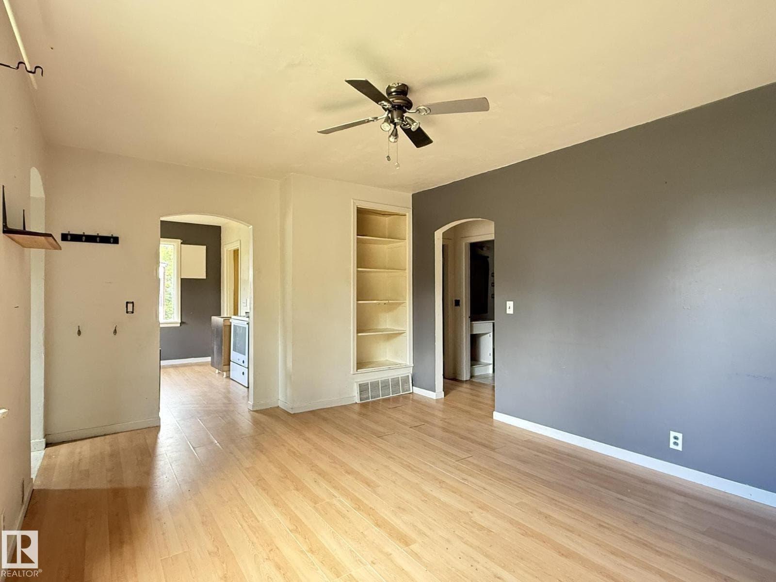 5028 52 AV — photo 5