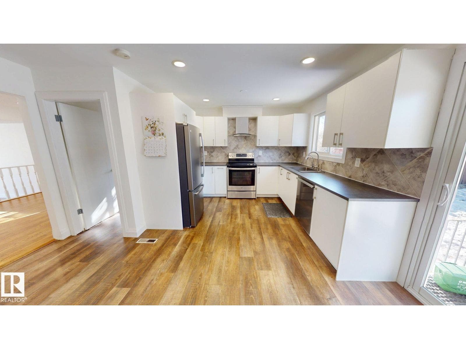 3718 103B ST NW — photo 3