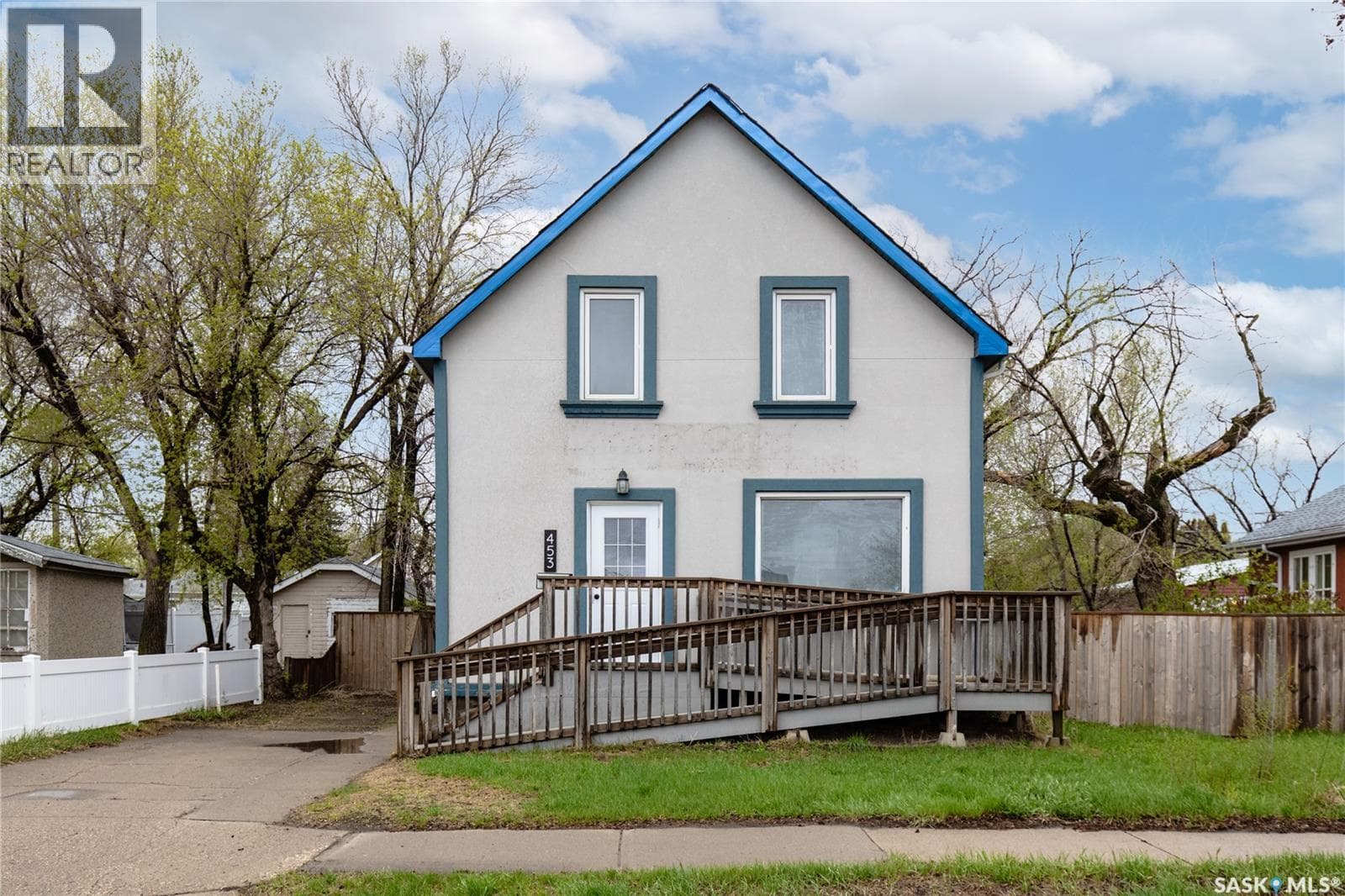 453 LILLOOET STREET W