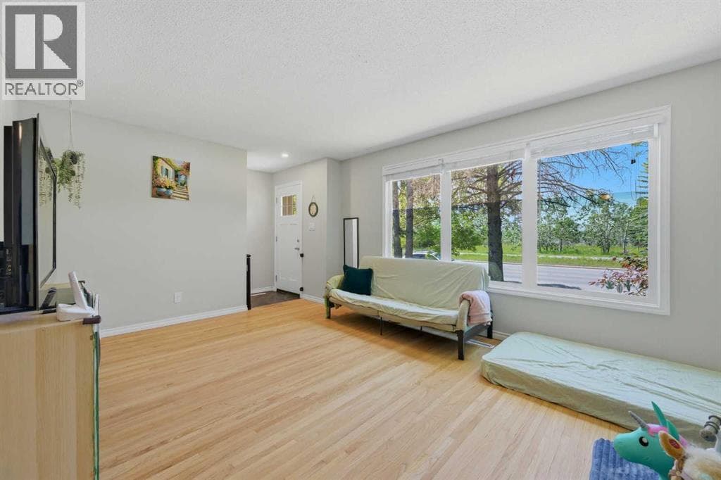 6208 37 Street SW — photo 4