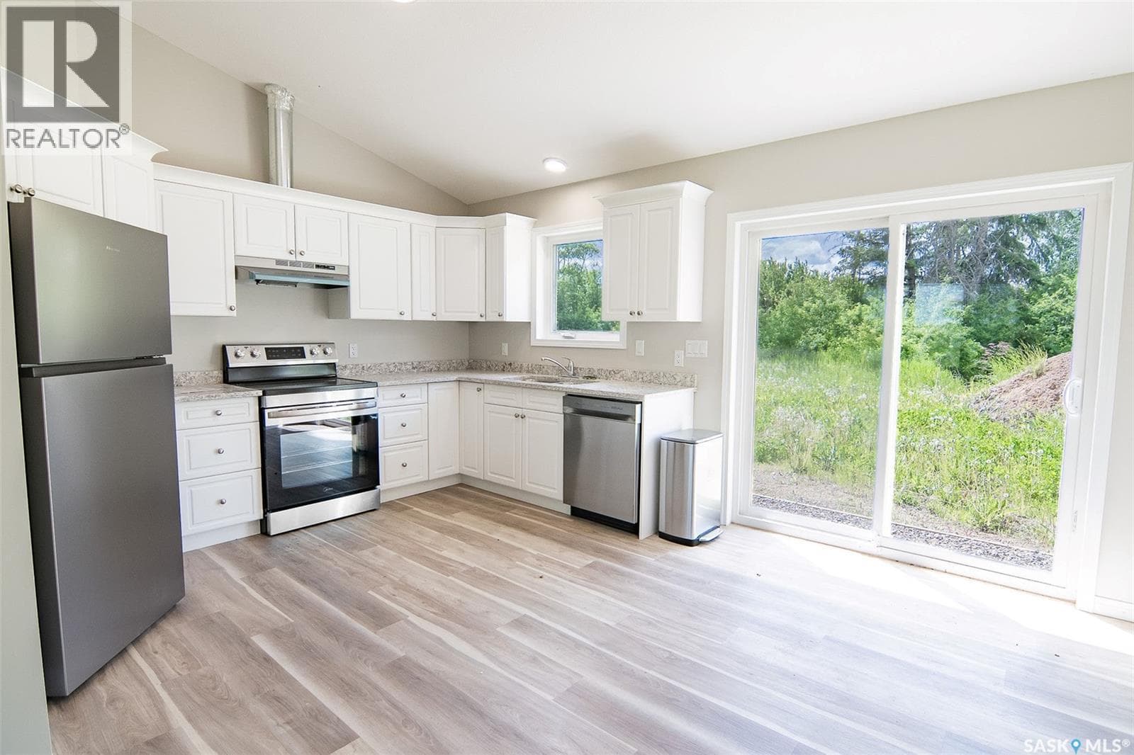 304 Railway AVENUE — photo 5