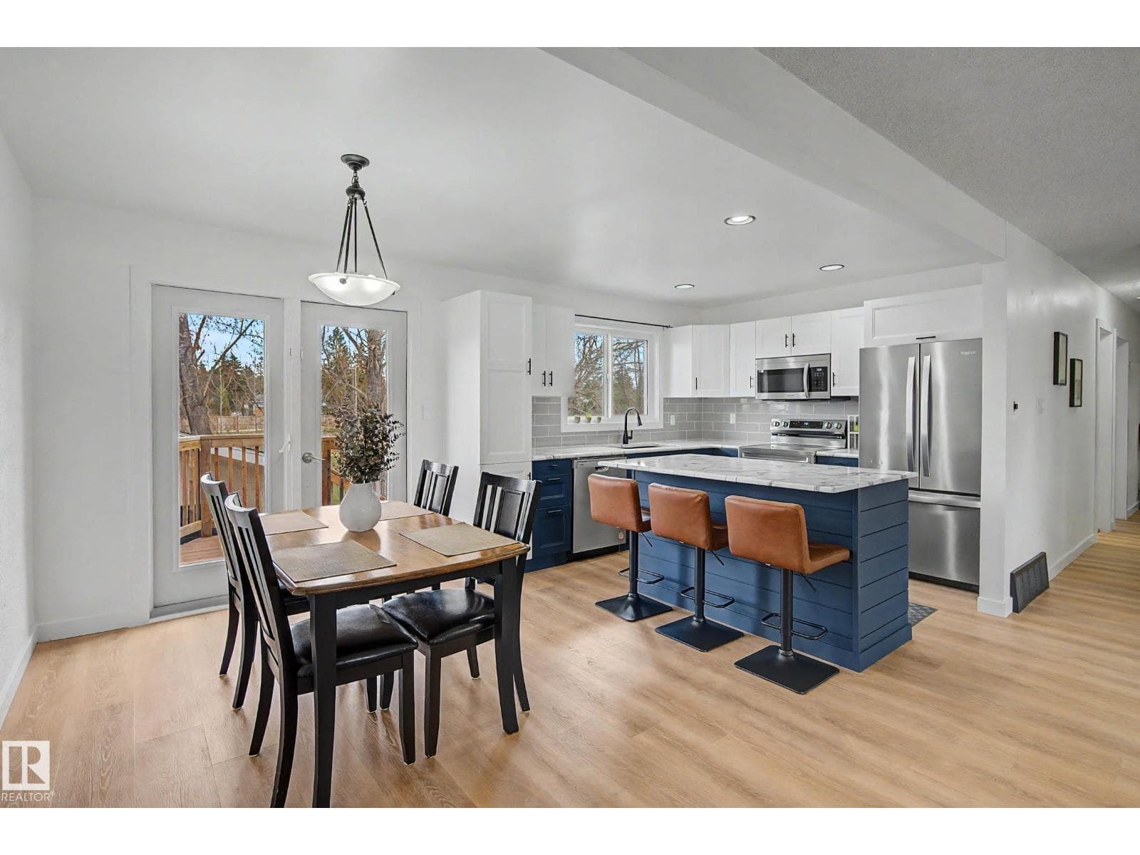 1945 GLENMORE AV — photo 5