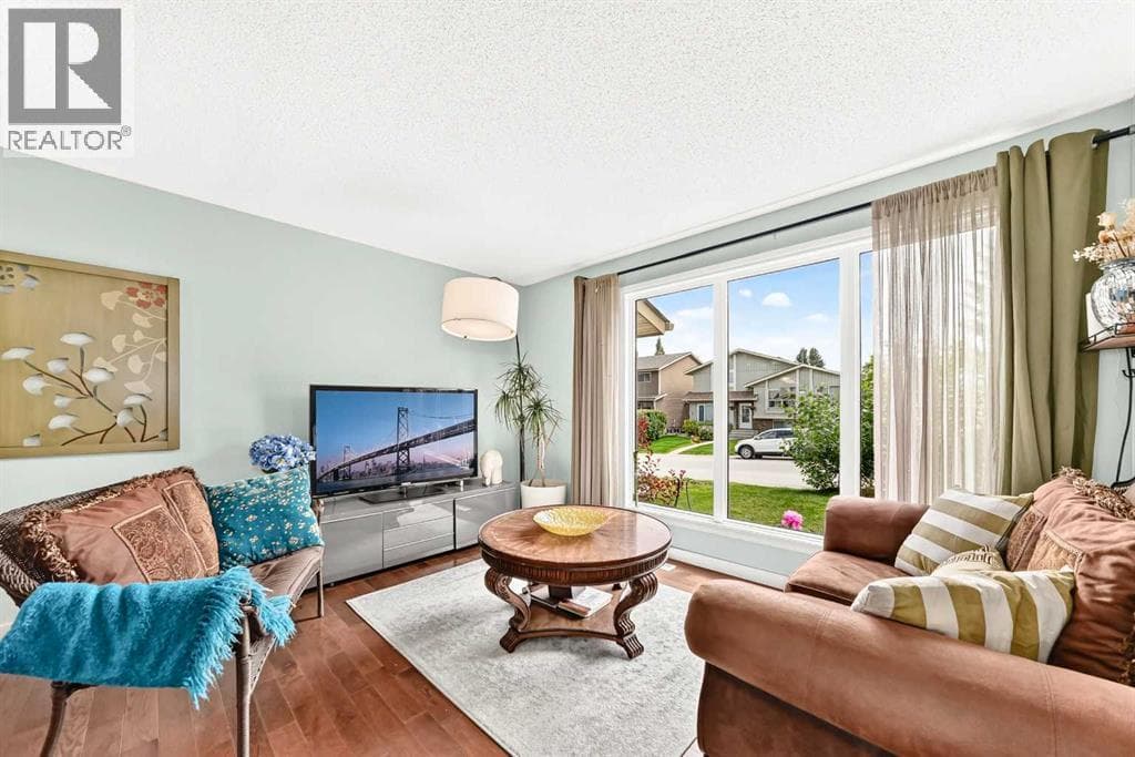 63 Strathcona Crescent SW — photo 5