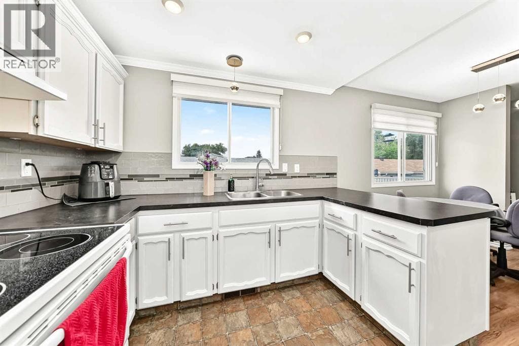 67 Newcombe Crescent — photo 4
