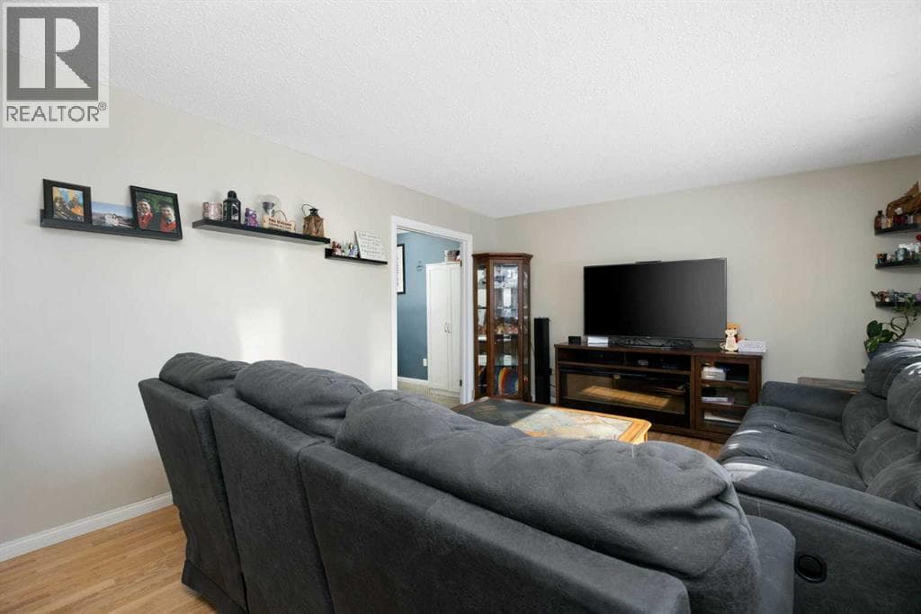 185 Sitka Drive — photo 3