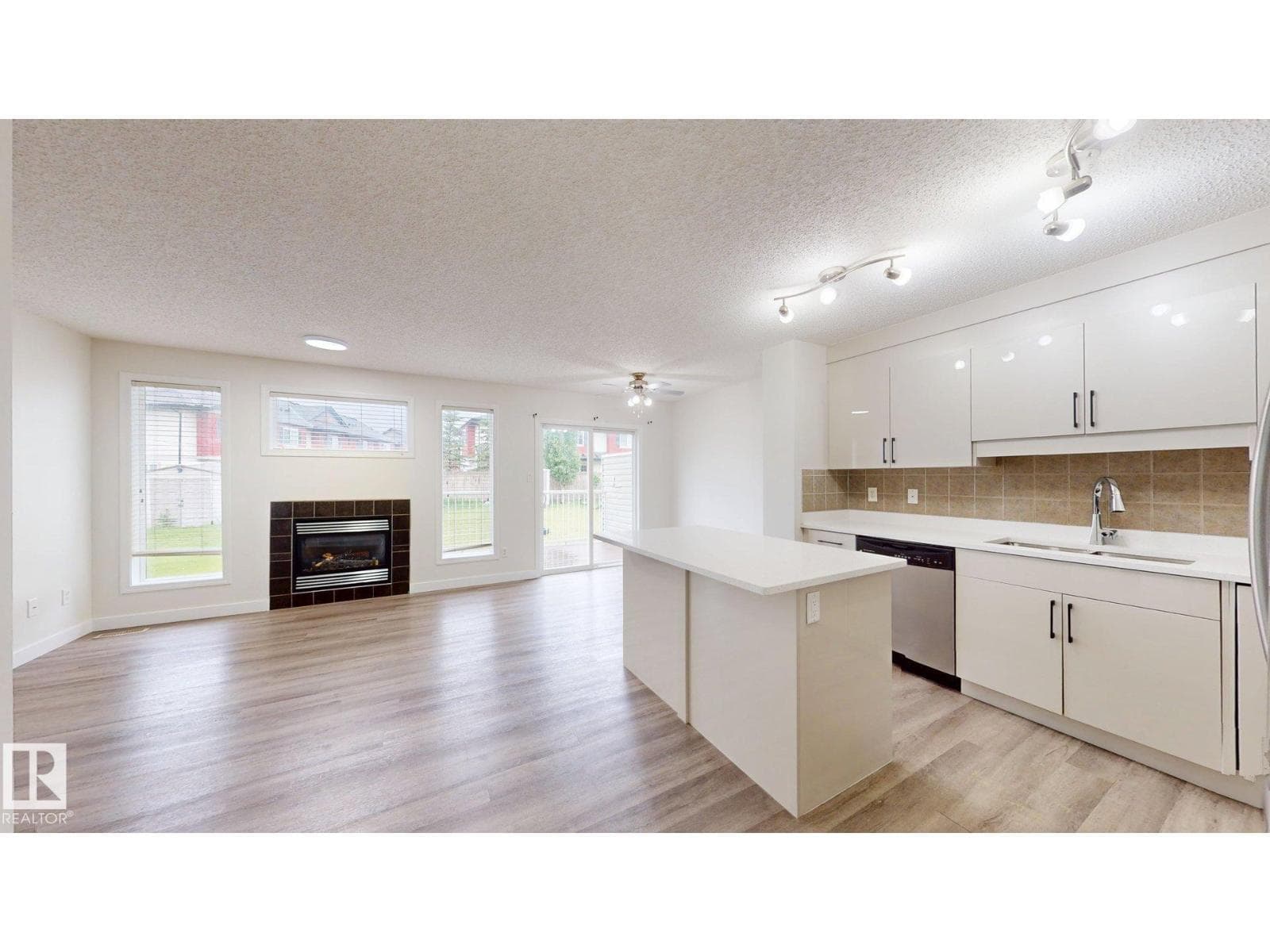 1150 37B AV NW — photo 2