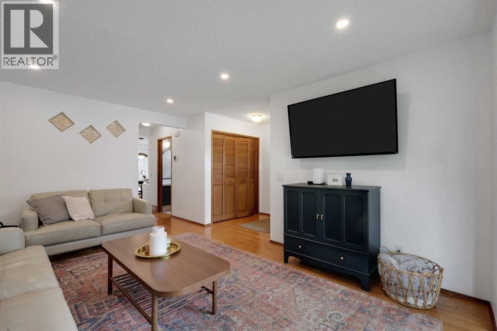 81 Strathcona Crescent SW — photo 3