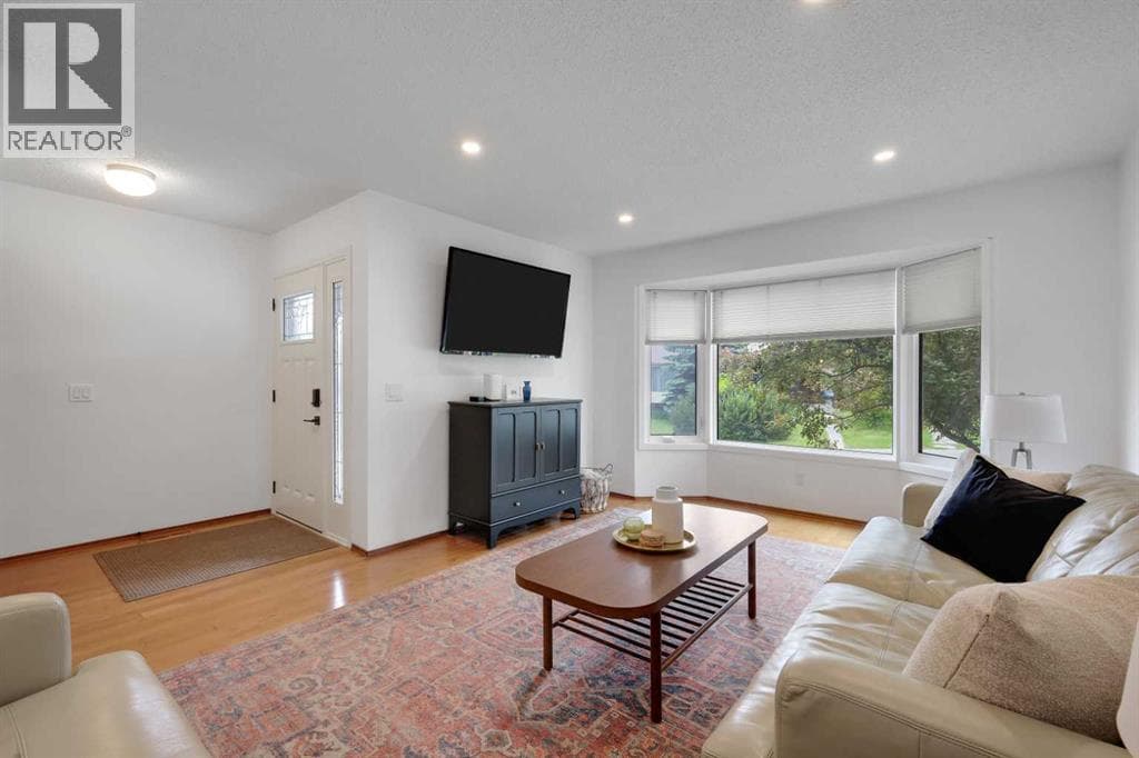 81 Strathcona Crescent SW — photo 4