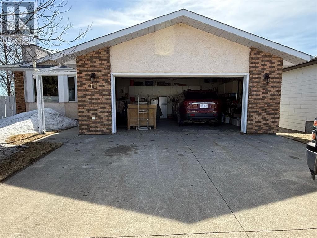13 Assiniboine Drive — photo 2