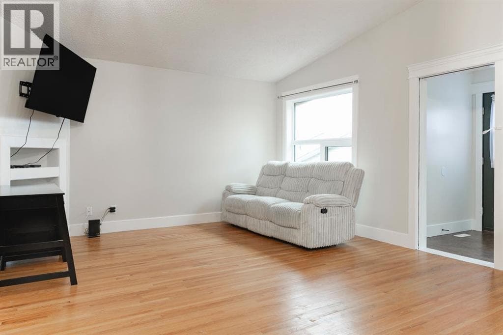 280 Diefenbaker Drive — photo 4