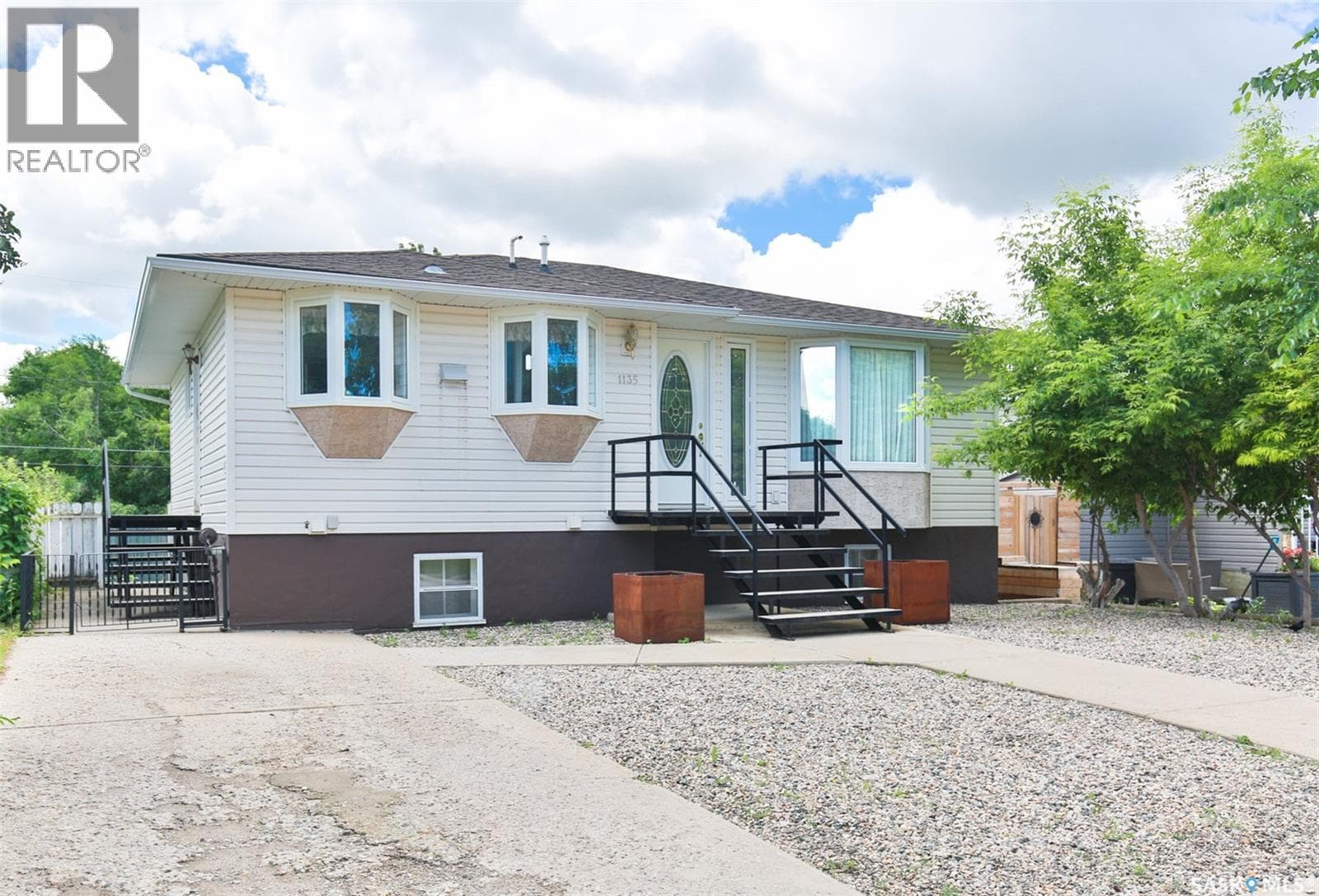 1135 Caribou STREET W — photo 2