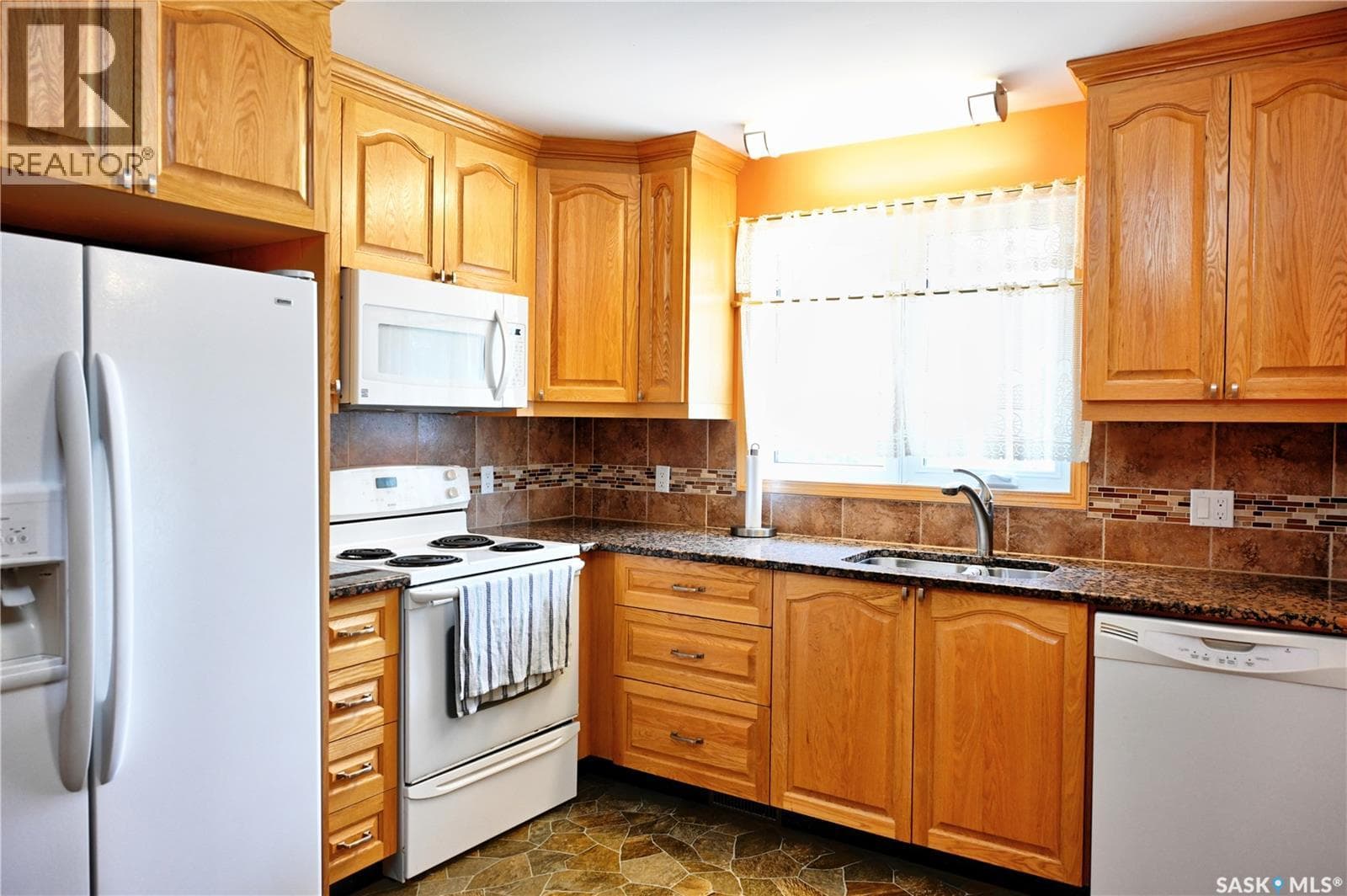 917 Macklem DRIVE — photo 2