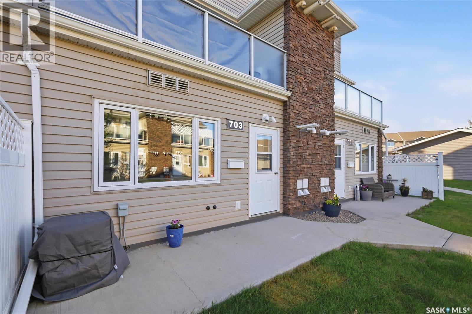 703 1022 Hampton CIRCLE — photo 3
