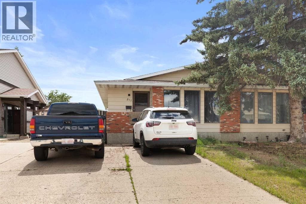 211 Ross Glen Drive SE
