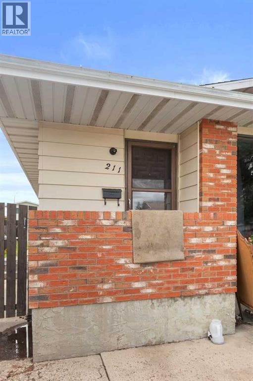 211 Ross Glen Drive SE — photo 2