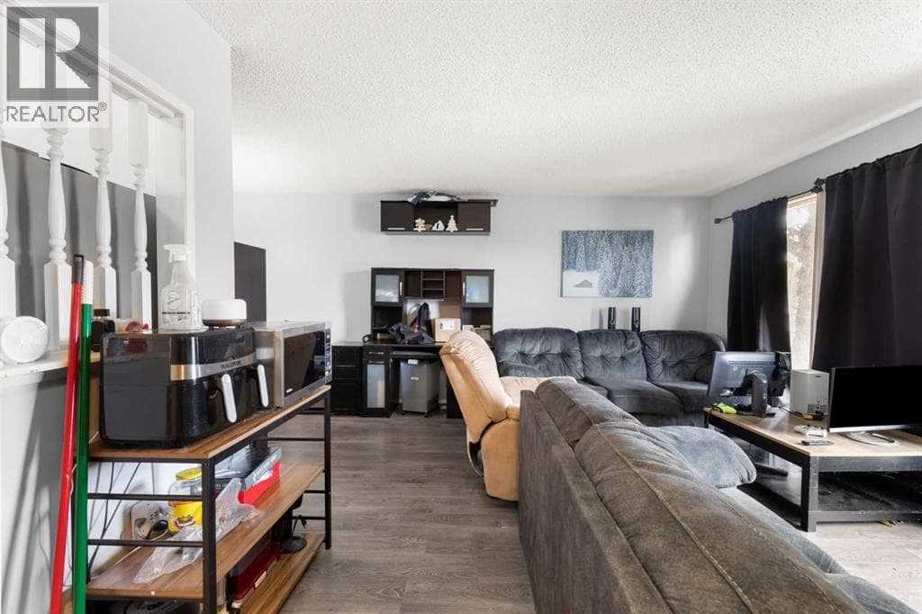 211 Ross Glen Drive SE — photo 4