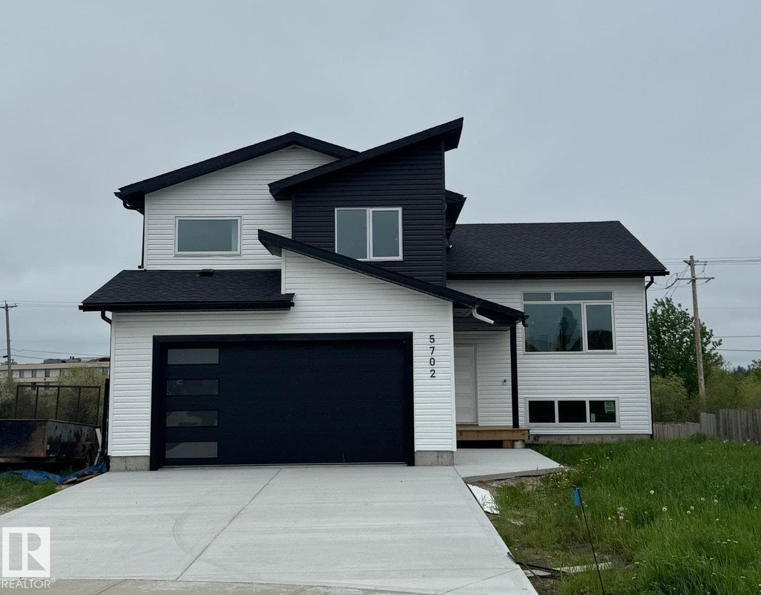 5702 MEADOW WY