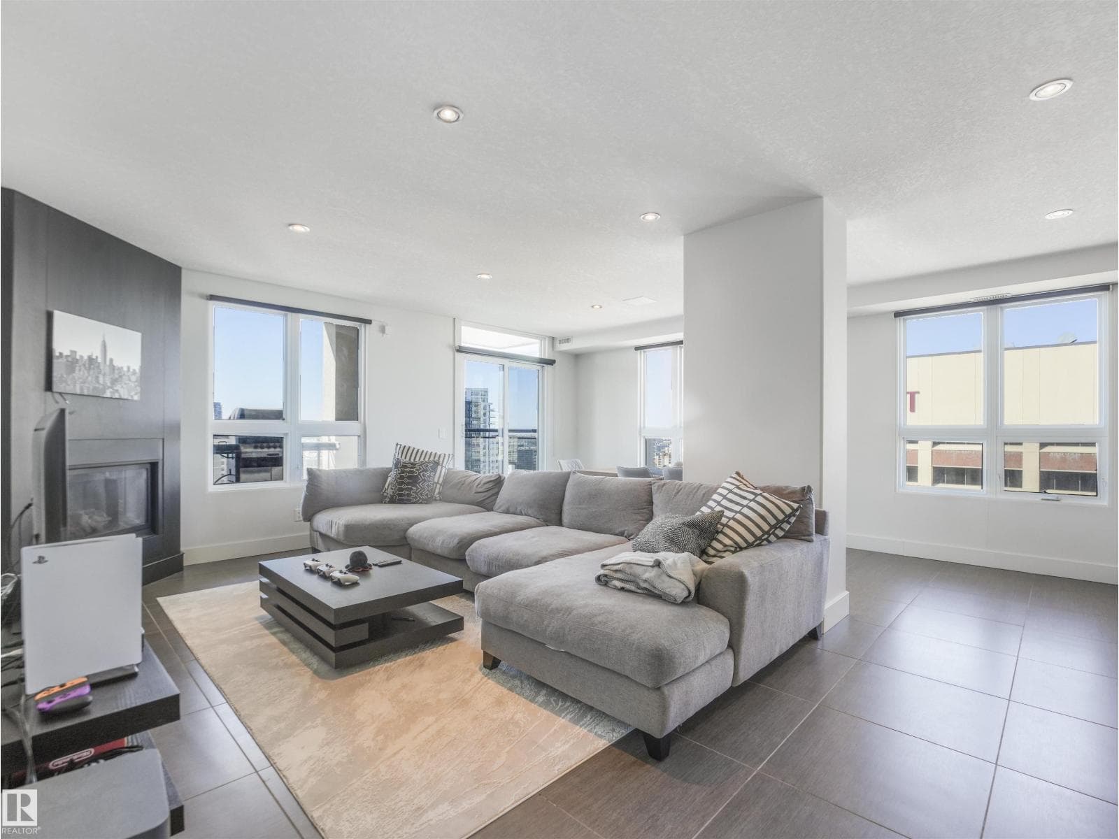 #1704 9939 109 ST NW