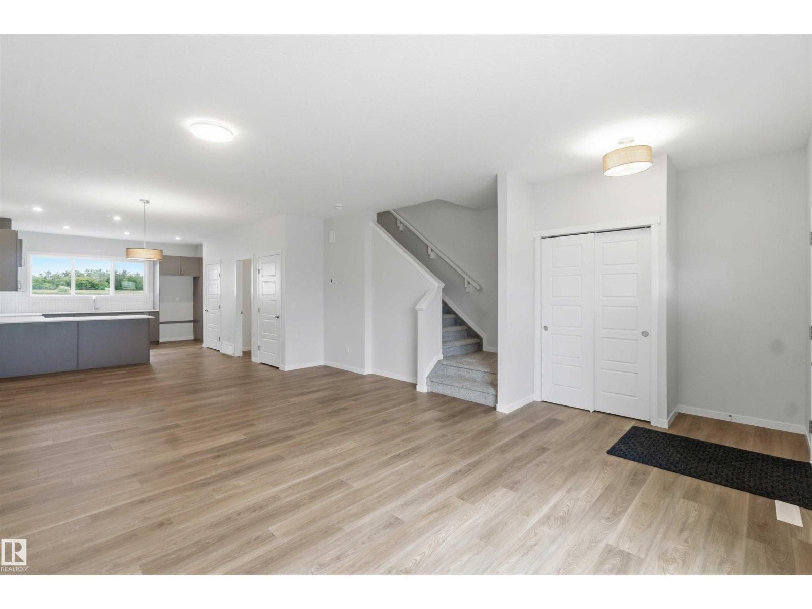1088 MCLEOD AV — photo 3