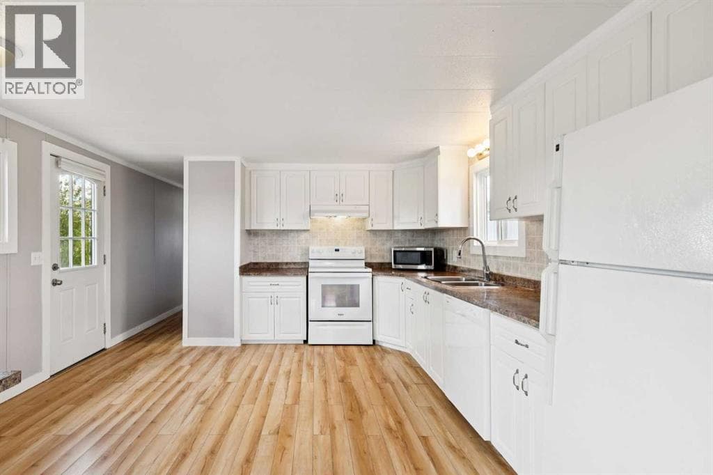 418 Kanell Drive NE — photo 2