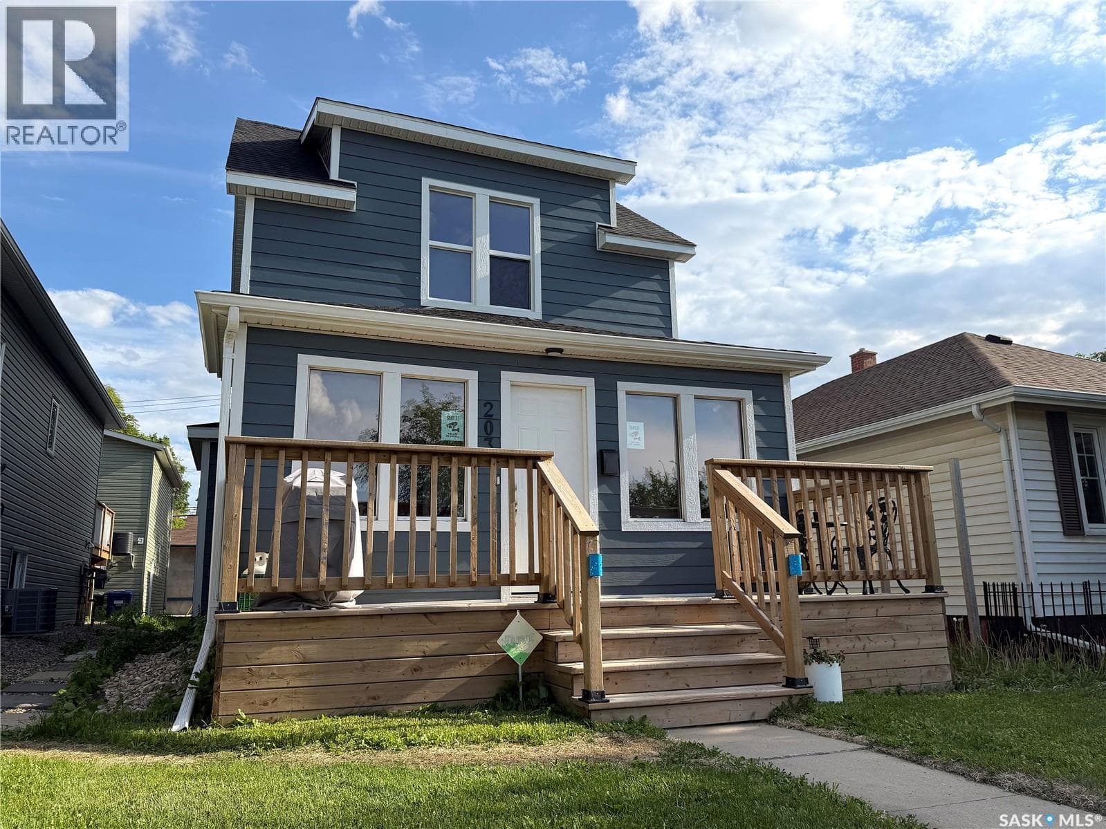 203 8th STREET W