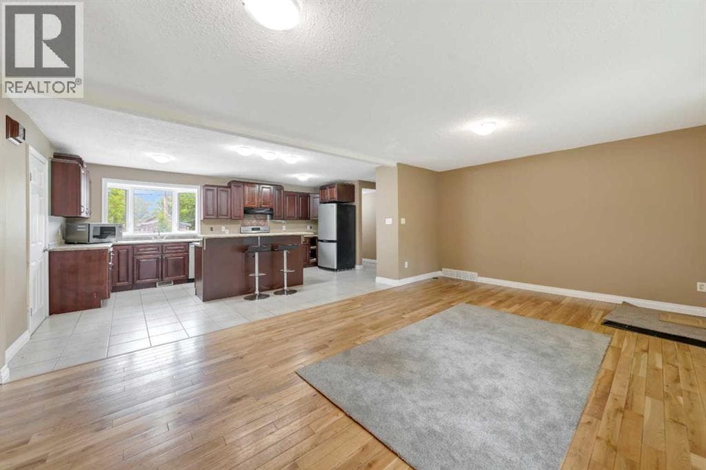 4616 45 Street — photo 3