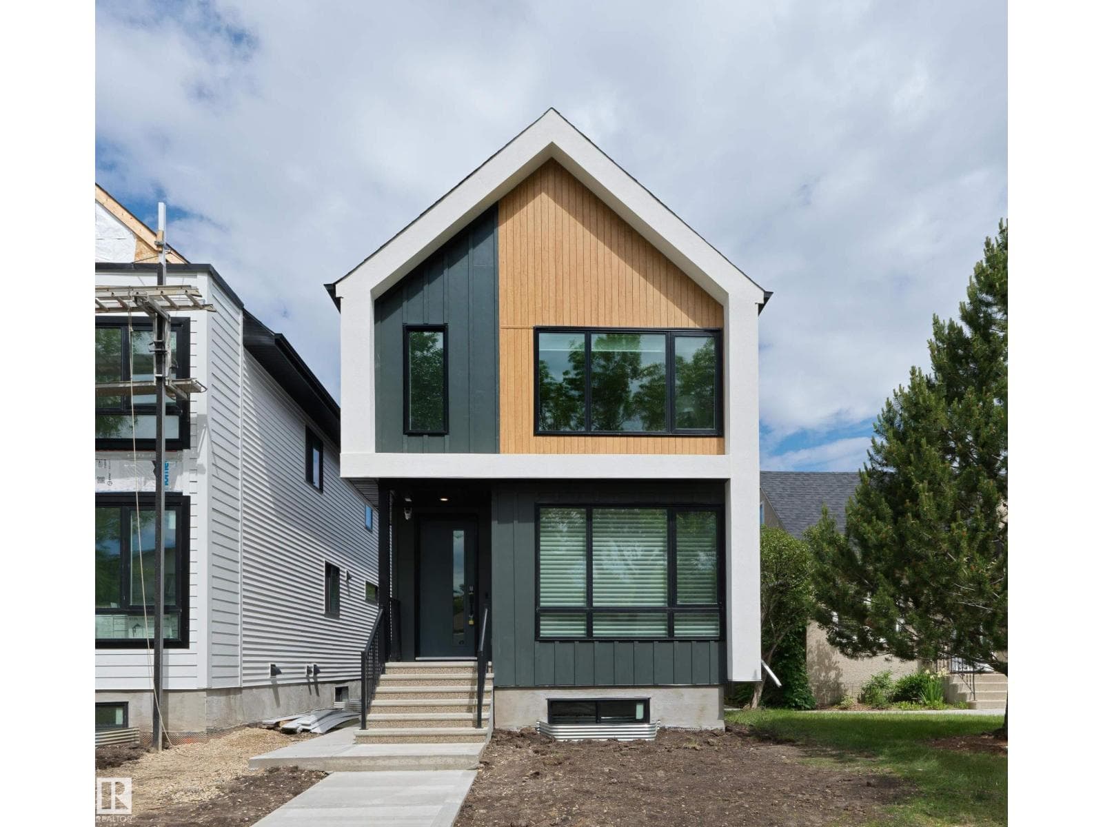 8134 77 AV NW