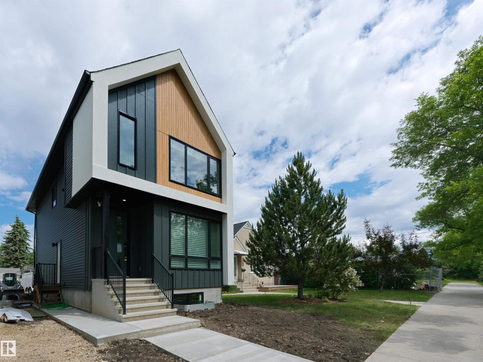 8134 77 AV NW — photo 2