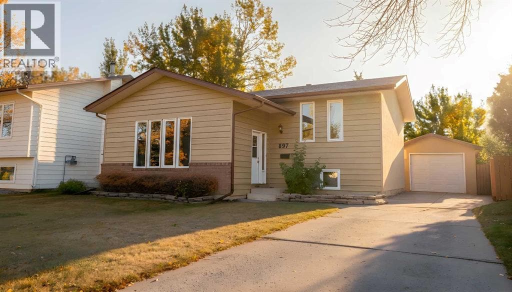 897 Red Crow Boulevard W