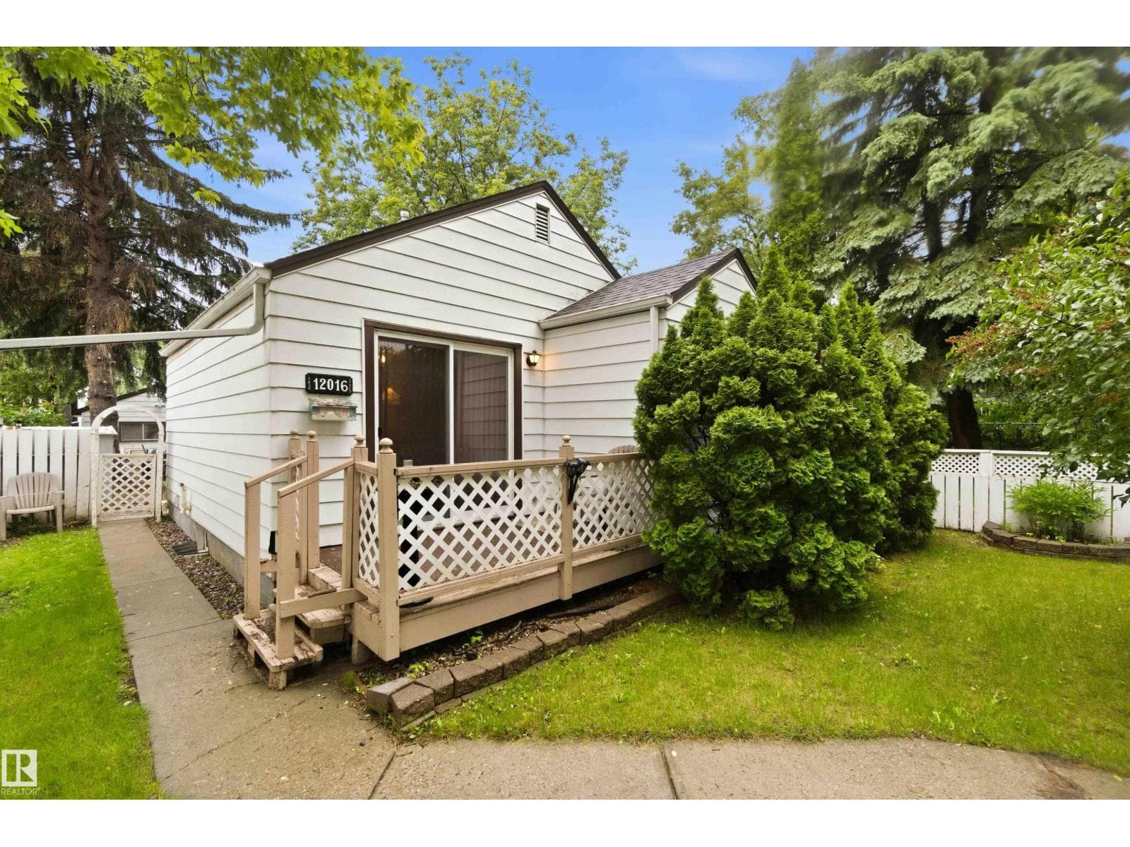 12016 61 ST NW