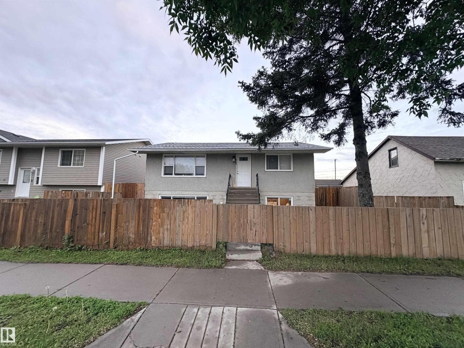 4704 51 AV — photo 2