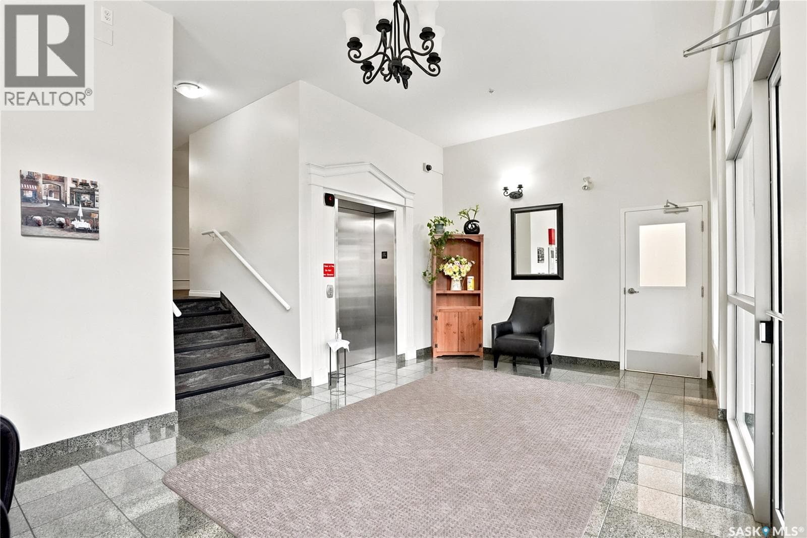 305 914 Heritage VIEW — photo 2