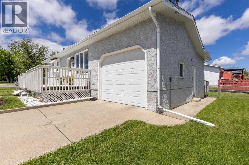 593 3 Avenue W — photo 2
