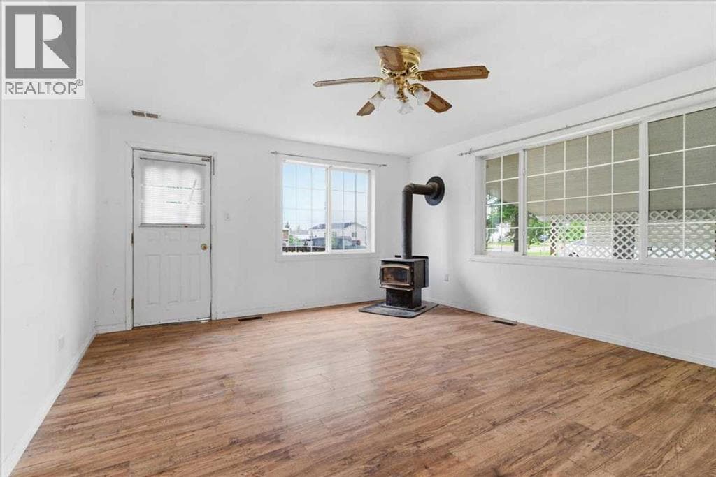 5214 51 Avenue N — photo 3