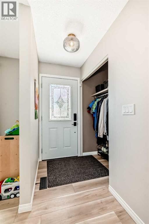 8 Haliburton Crescent — photo 3