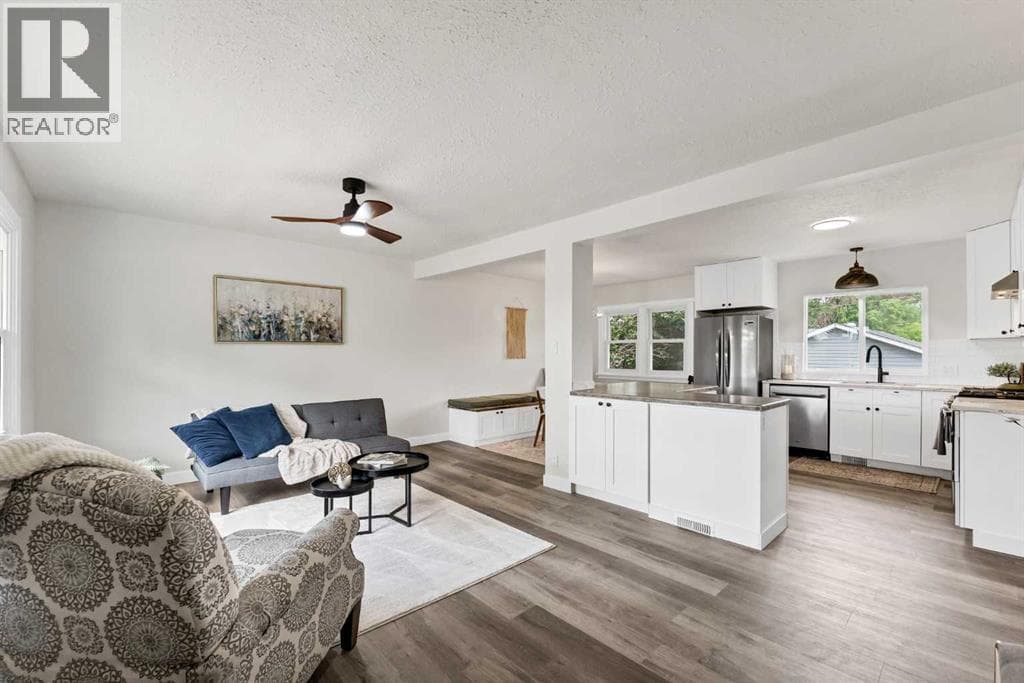 1005 Bullivant Crescent SW — photo 5