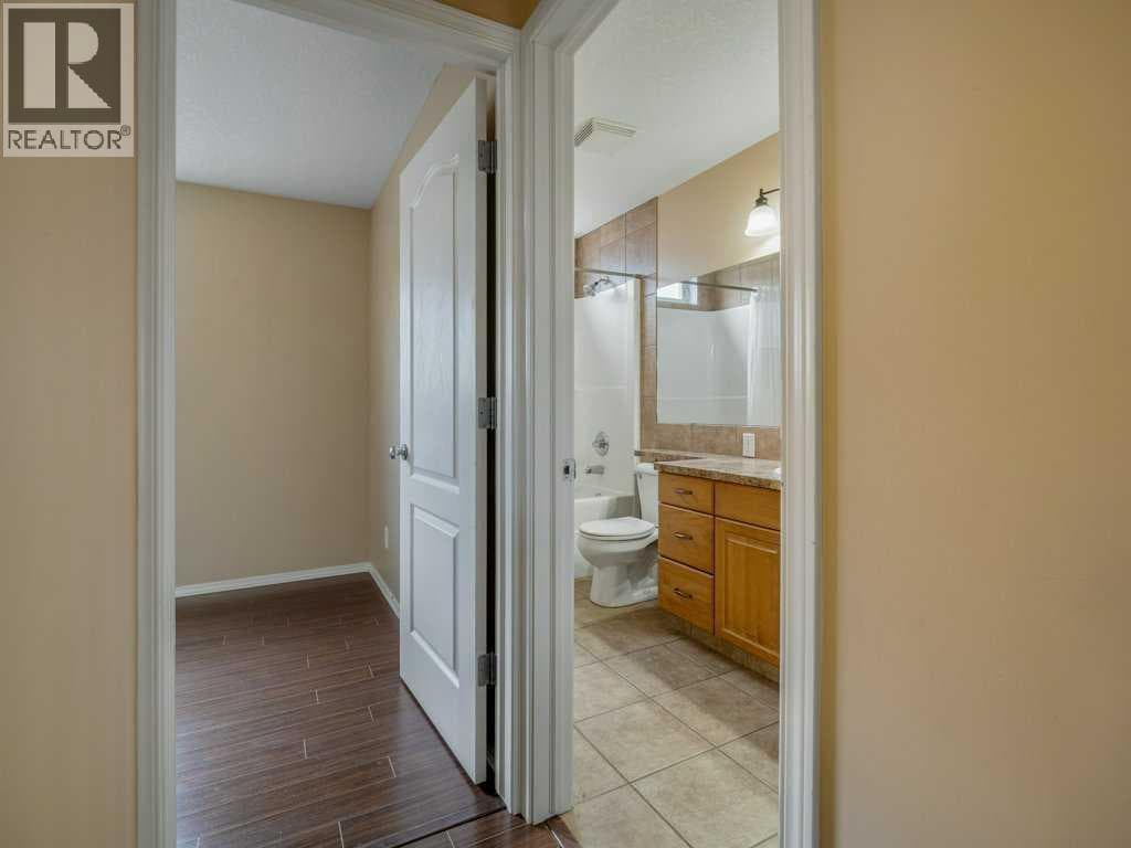 727 Aberdeen Crescent W — photo 4
