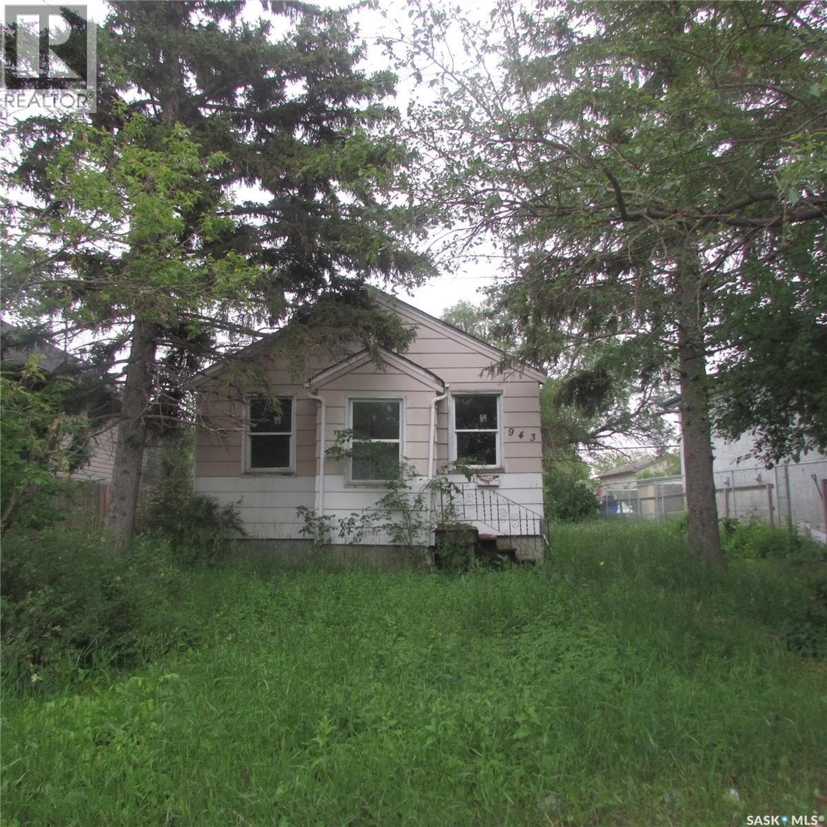 943 Athol STREET