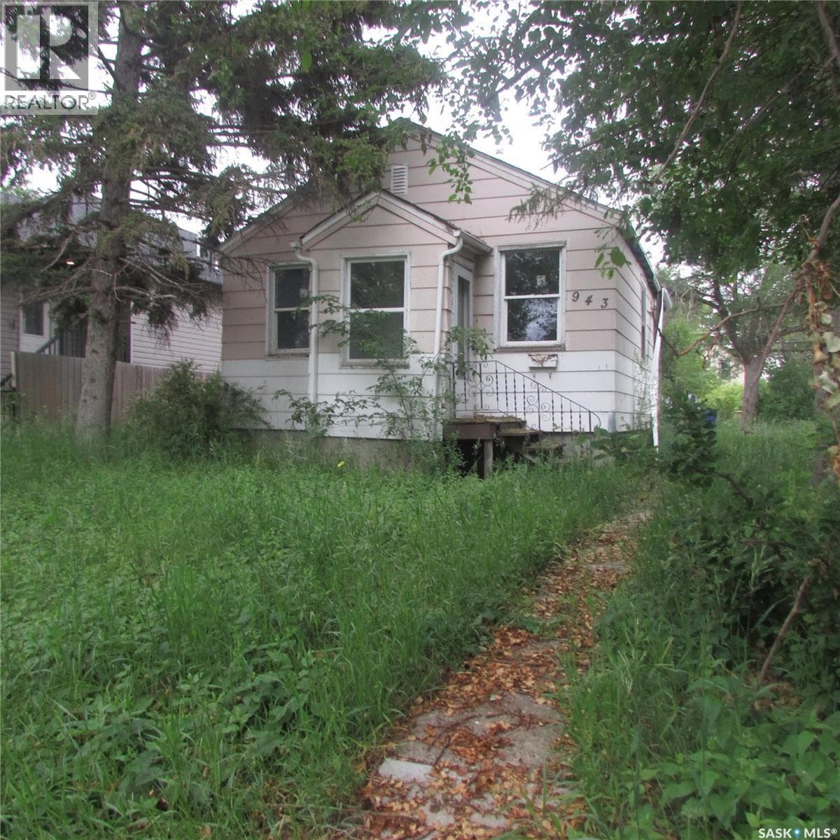943 Athol STREET — photo 2