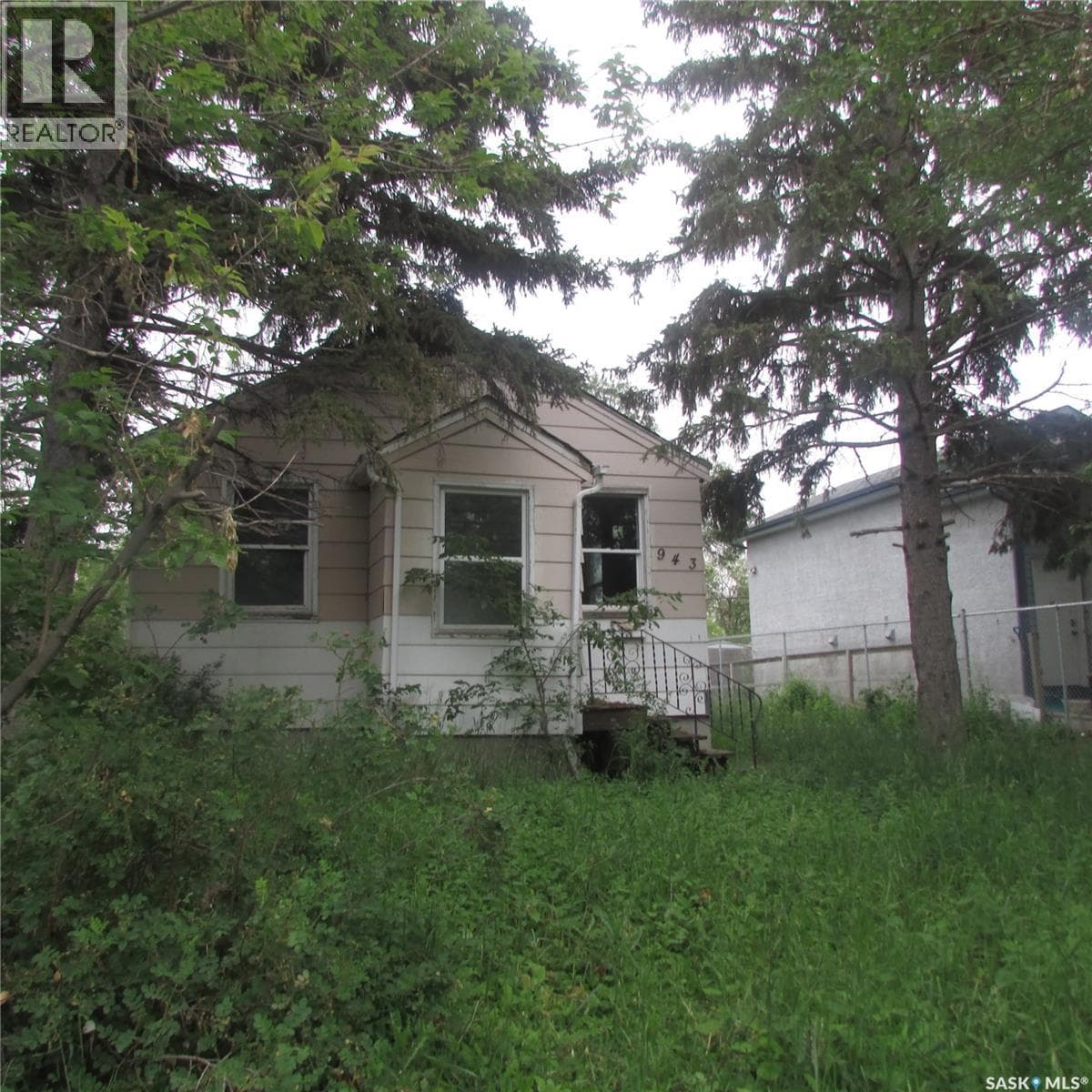 943 Athol STREET — photo 3