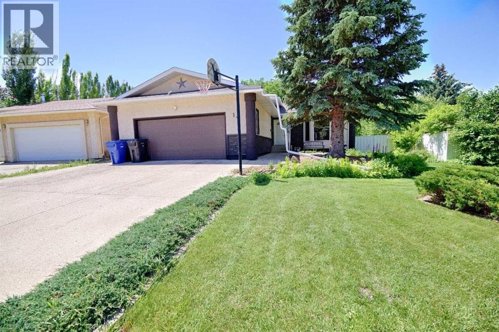 14 Mt Brazeau Road W — photo 2