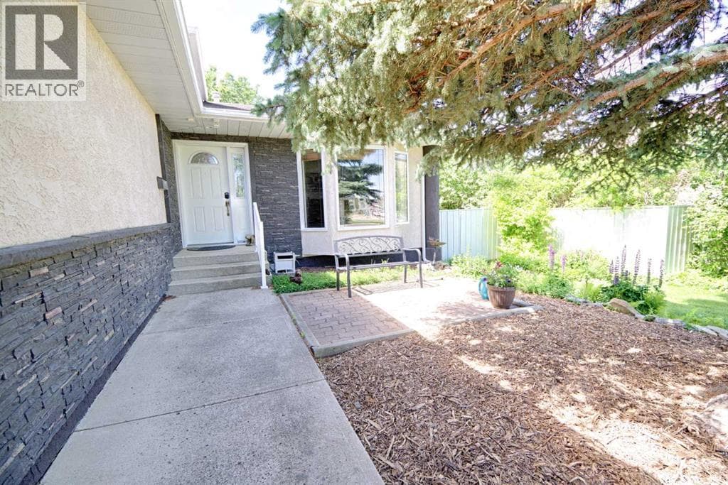 14 Mt Brazeau Road W — photo 4