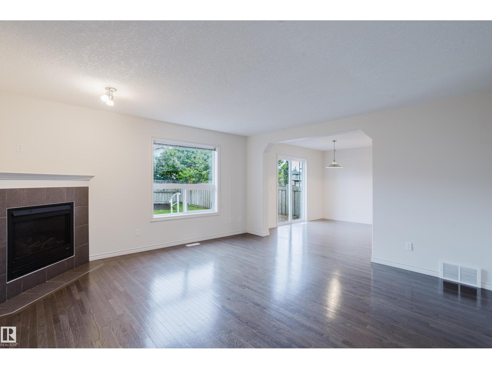 4607 205 ST NW — photo 4