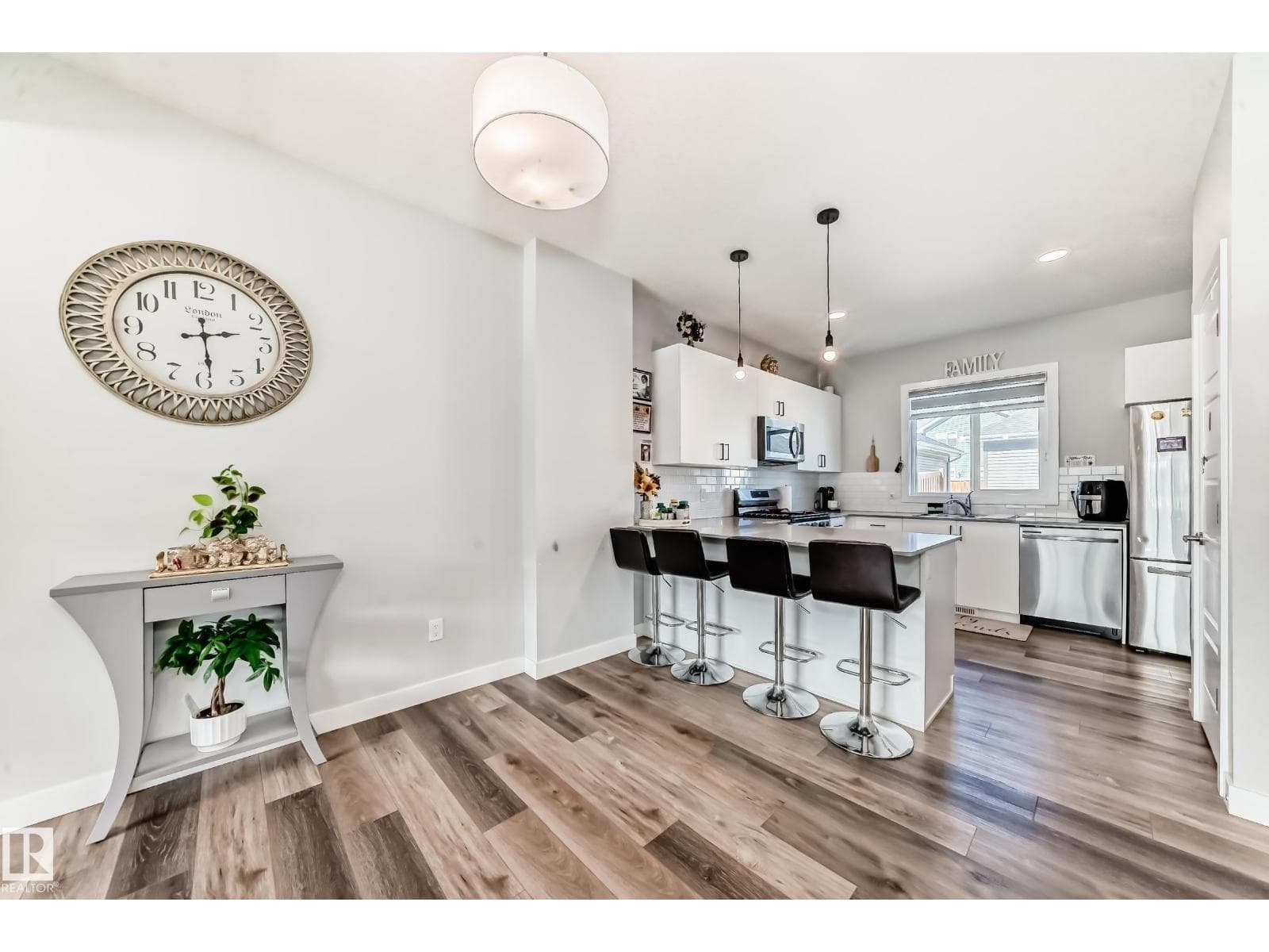 572 GLENRIDDING RAVINE DR SW — photo 3