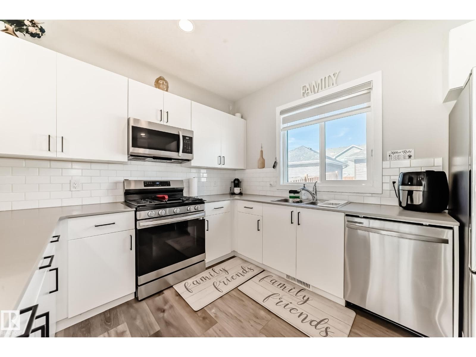 572 GLENRIDDING RAVINE DR SW — photo 4
