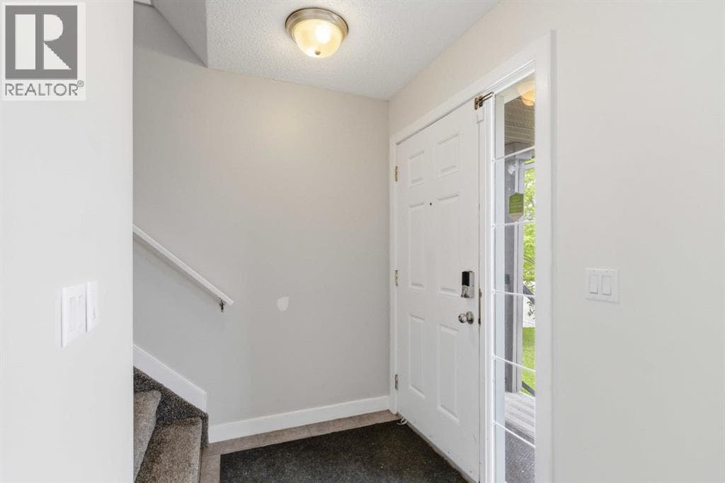 198 Fox Crescent — photo 2