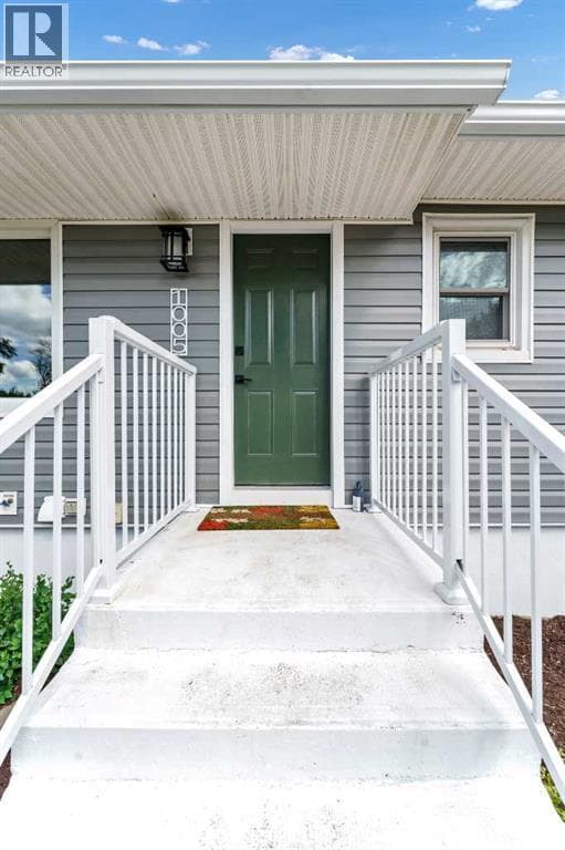 1005 Bullivant Crescent SW — photo 2