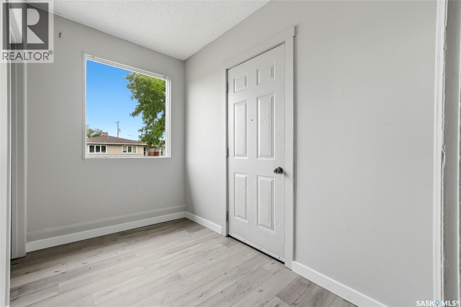 214 Edward STREET — photo 2