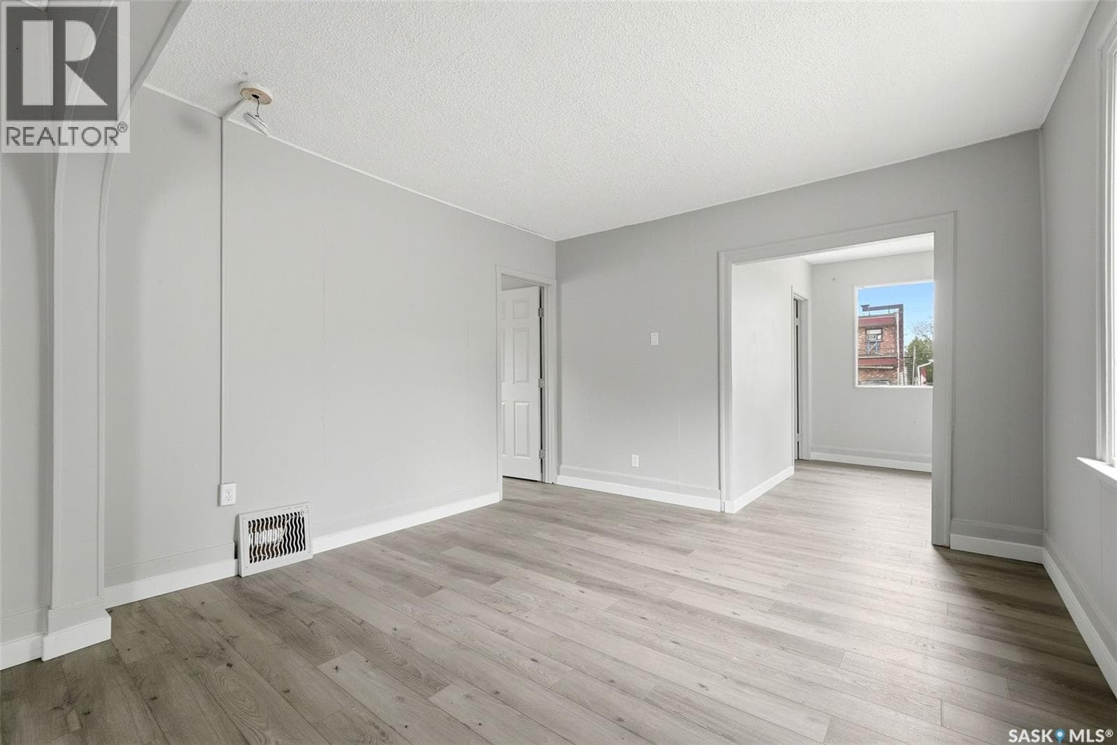 214 Edward STREET — photo 4