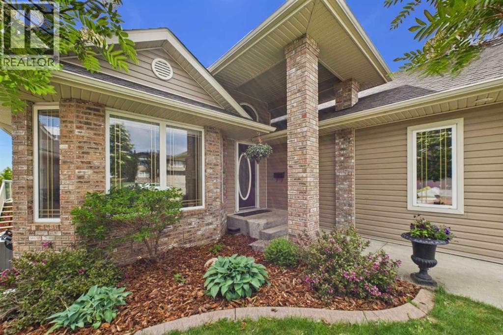 32 Lakes Close — photo 3